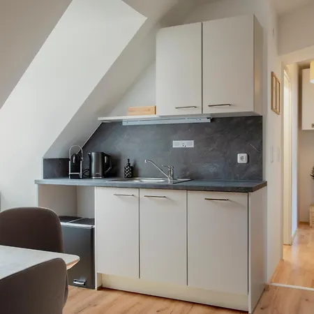 Quiet Courtyard Altstadt - 3br & Free Parking By Hero Homes 公寓