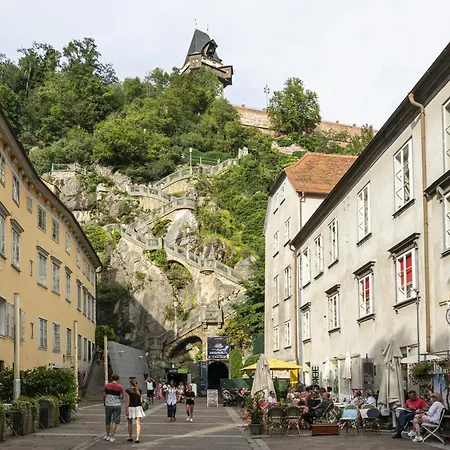 Quiet Courtyard Altstadt - 3br & Free Parking By Hero Homes 公寓